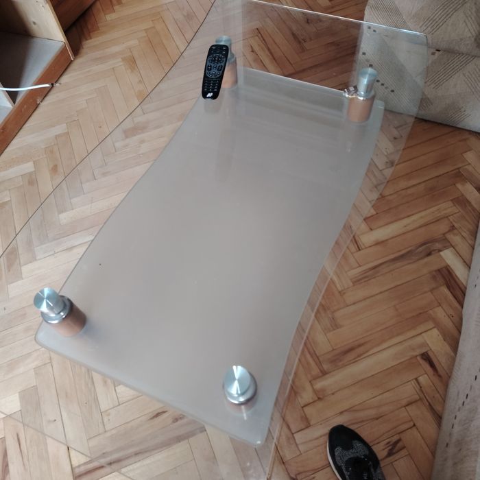 Холна маса от дърво и стъкло