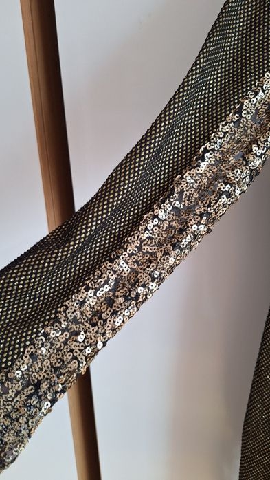 Rochie aurie, paiete şi franjuri