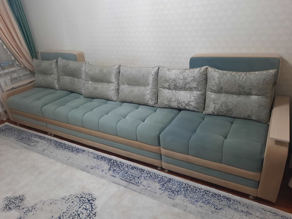 Продаю б/у диван, бирюзового цвета..