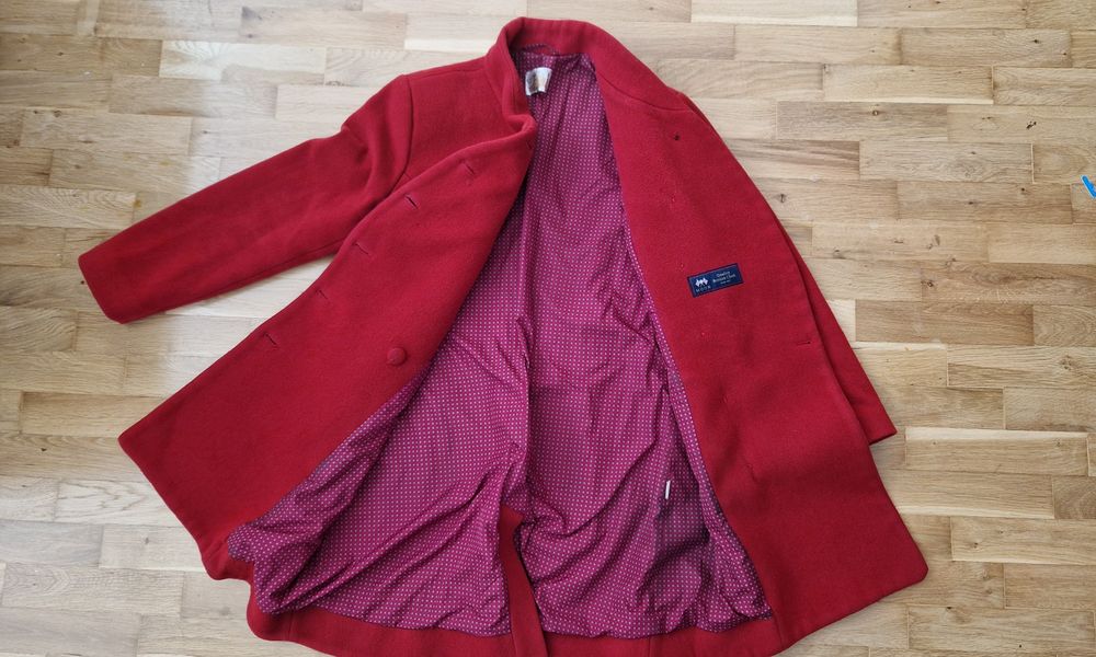 Червено вълнено палто