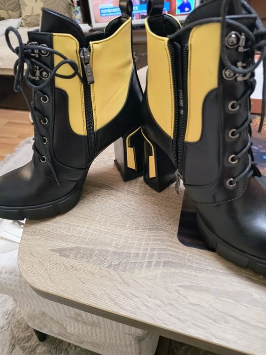 Продавам дамски боти