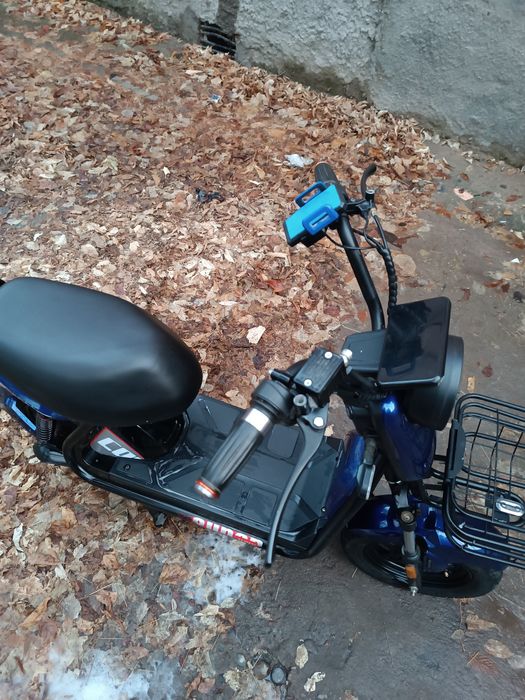 Продаю электроскутер на литионовым акумуляторе 60вольт 25ампер .