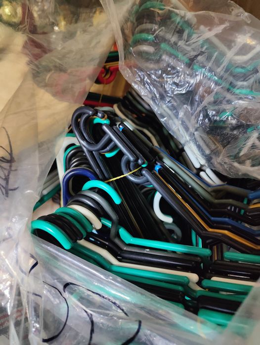 Плечики, разные.