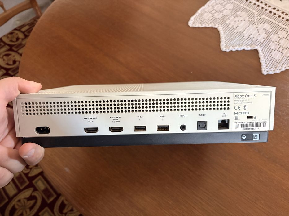 Xbox one s cu o maneta gta v plus alte jocuri