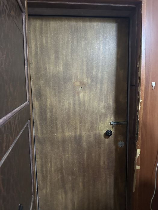………Дверь железный ……………