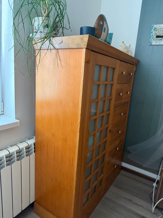 Красив шкаф от масив