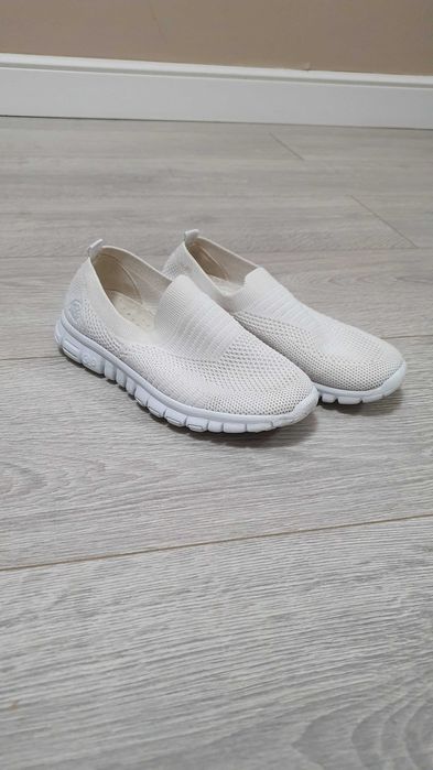 Продам кроссовки для девочки