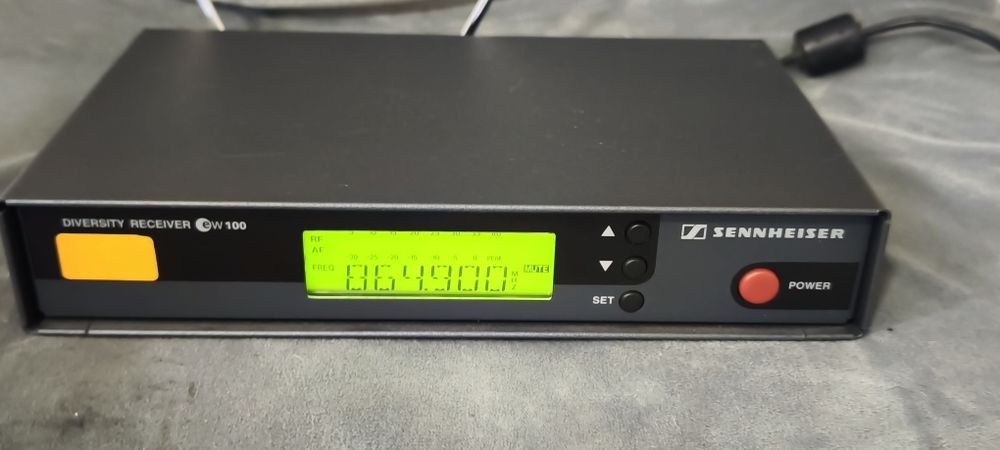 Професионален безжичен приемник Sennheiser EM 100 (G1)
