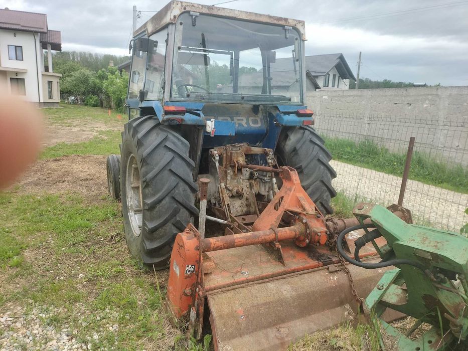 Vand tractor cu utilaje