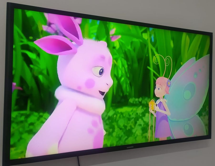 Самсунг-82см.3D Smart WIFI T2