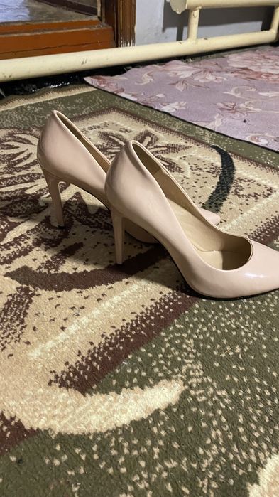 Продам туфли бежевые.Размеры 38.