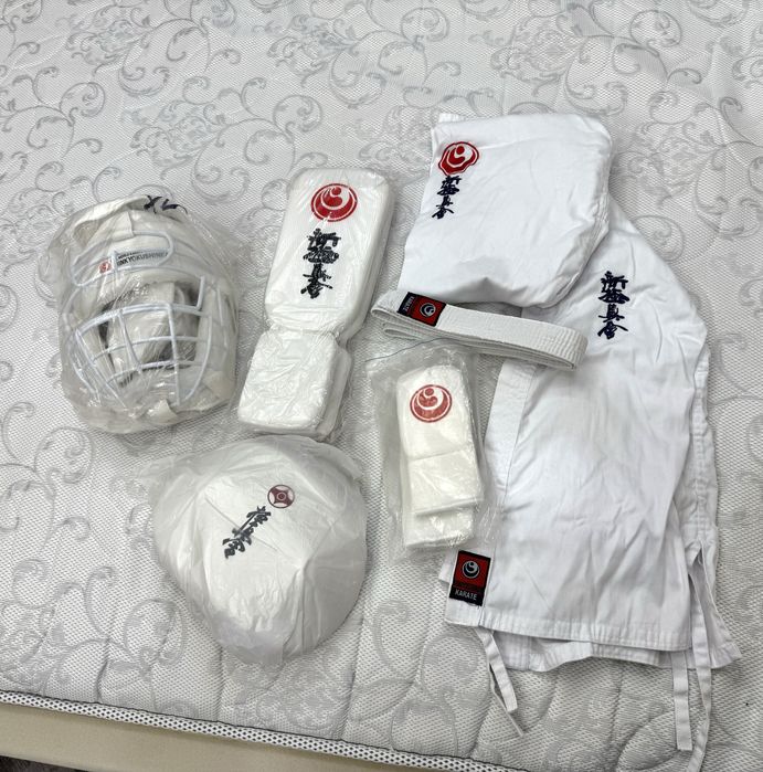 Продам костюм для карате, защитки, шлем!