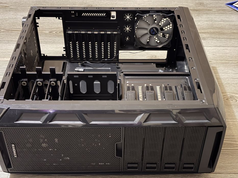 PC кутия Raidmax – ATX, 8+1 слота, 6 × 3.5" HDD