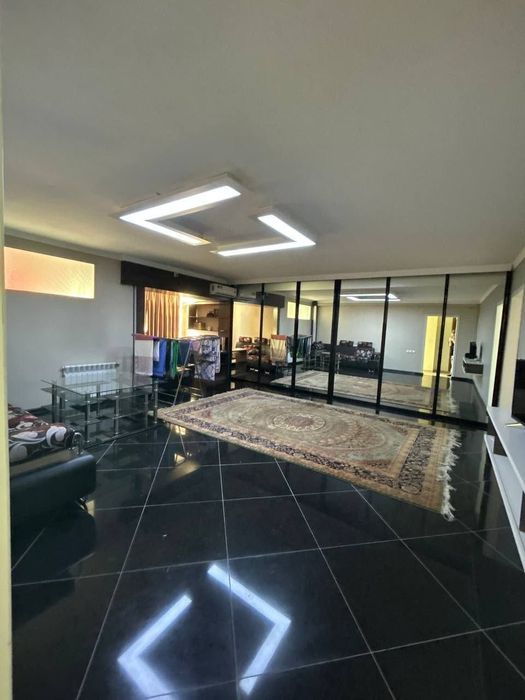 Сдается трехкомнатная квартира в центре города