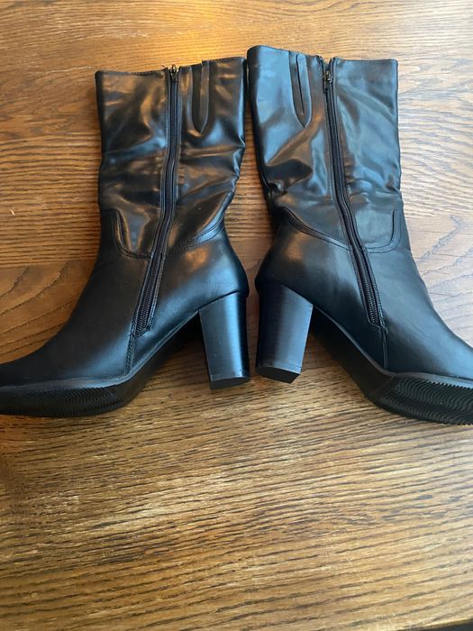 Продавам дамски ботуши от естествена кожа