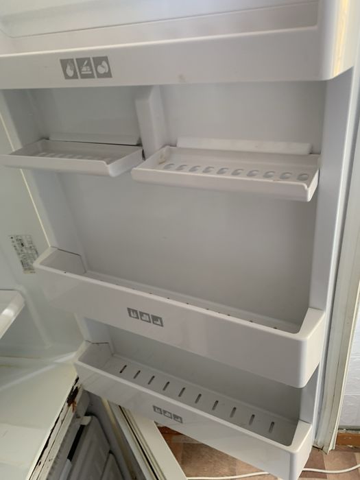 продам холодильник двухкамерный срочно!