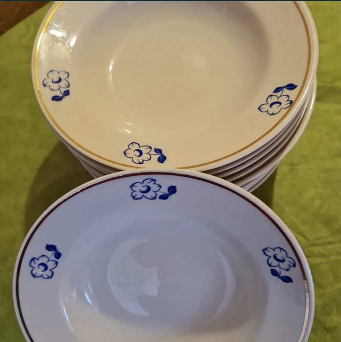 Чайники, тарелки, овальное блюдо