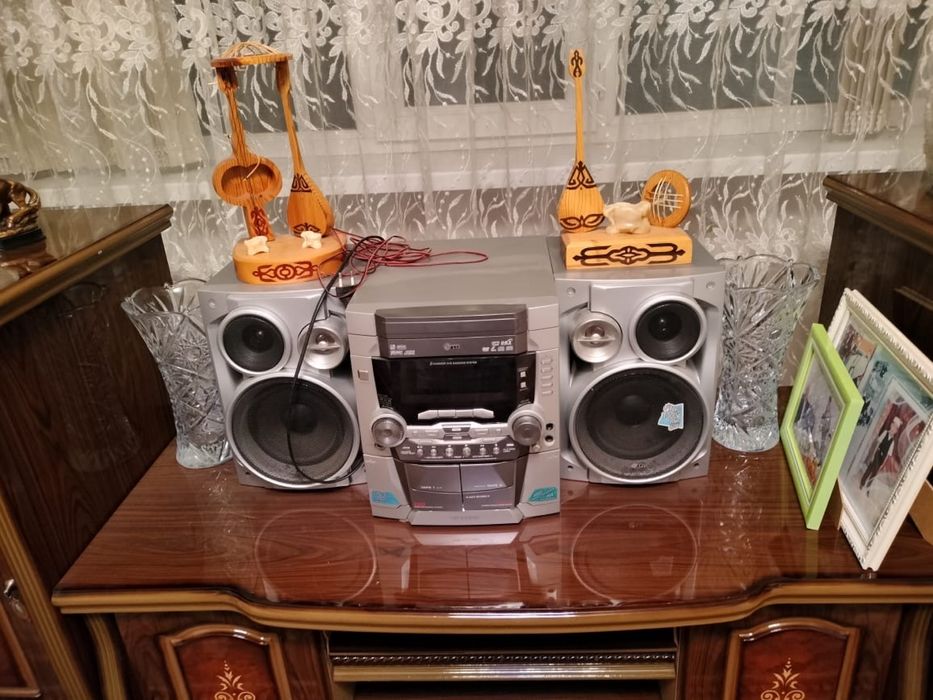 Музыкальный центр работает