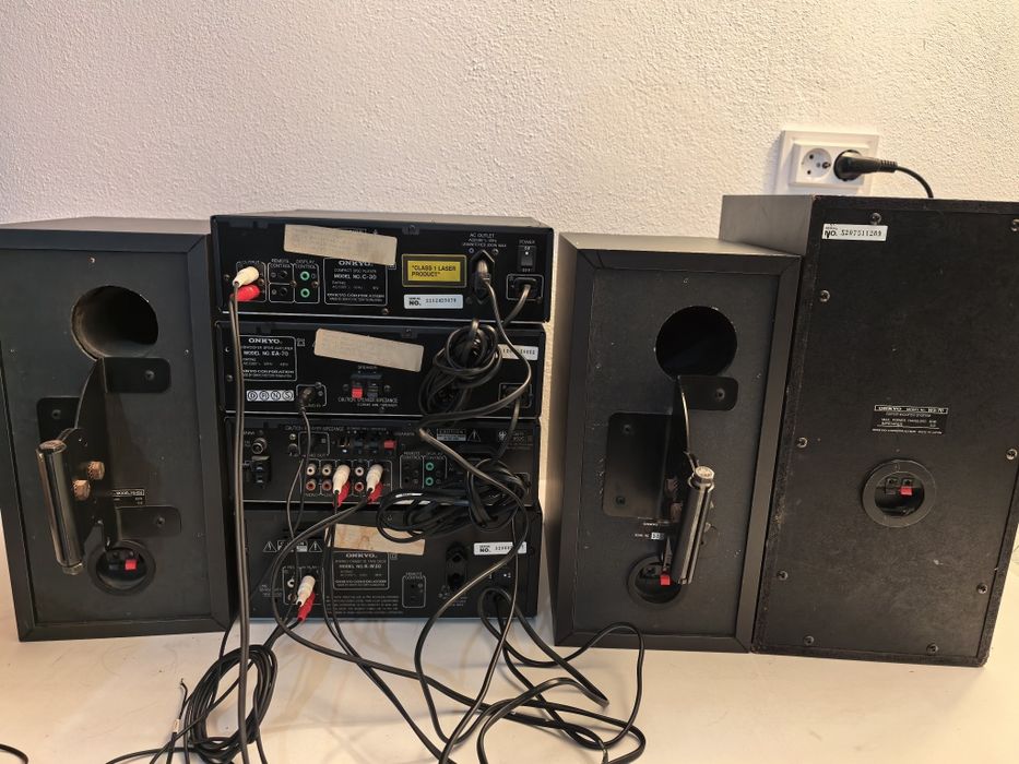 Sistem audio Onkyo cd, tuner, deck si doua amplificatoare subwoofer