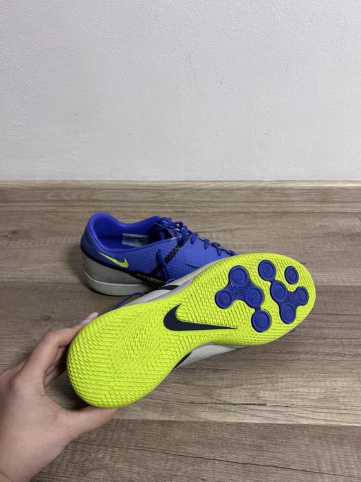 Футболни обувки “Nike Phantom”.