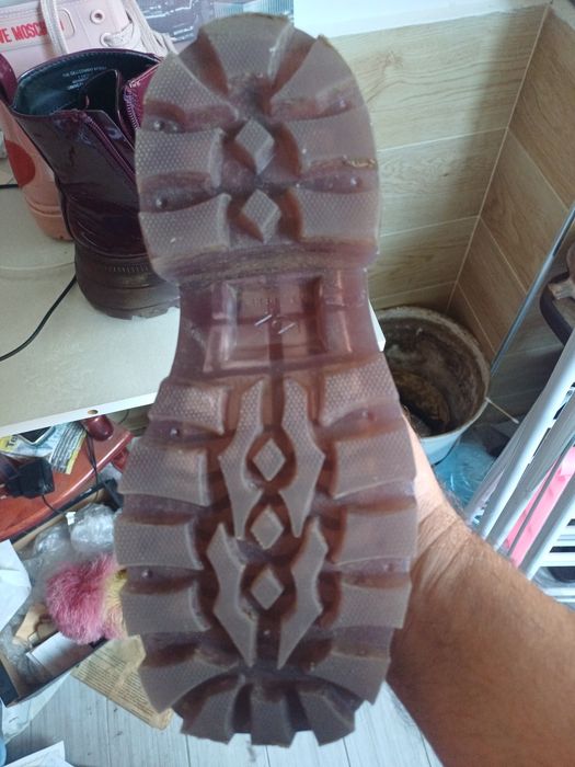 продавам  дамски  боти нови номер 39 love MOSCHINO