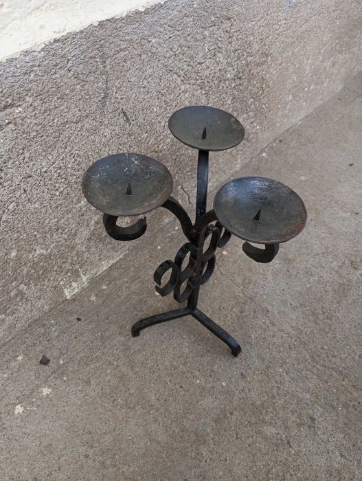 Свещник от ковано желязо за три свещи