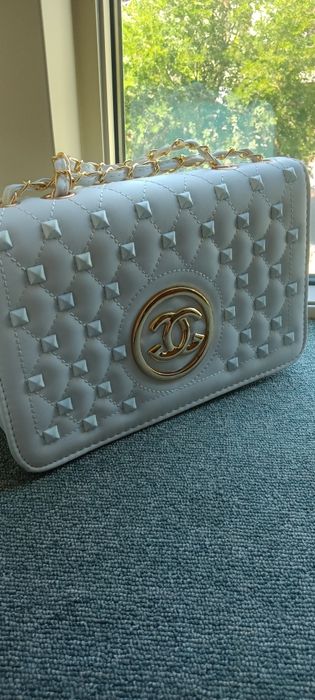 Стилна дамска чанта. Изработена от висококачествена еко кожа. Разполага с: едно разпределение, отвътре с два джоба