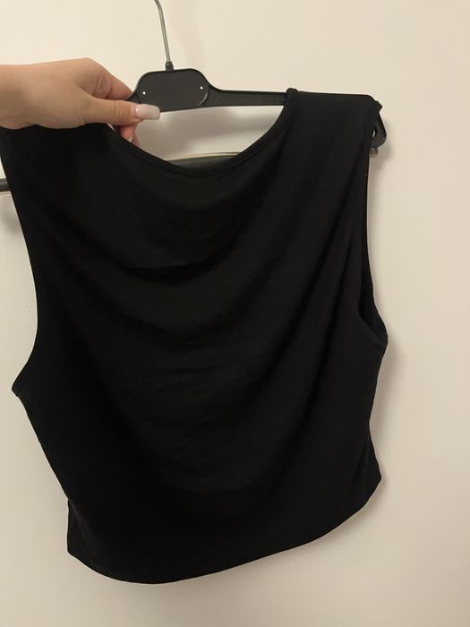 Черен топ без ръкави.