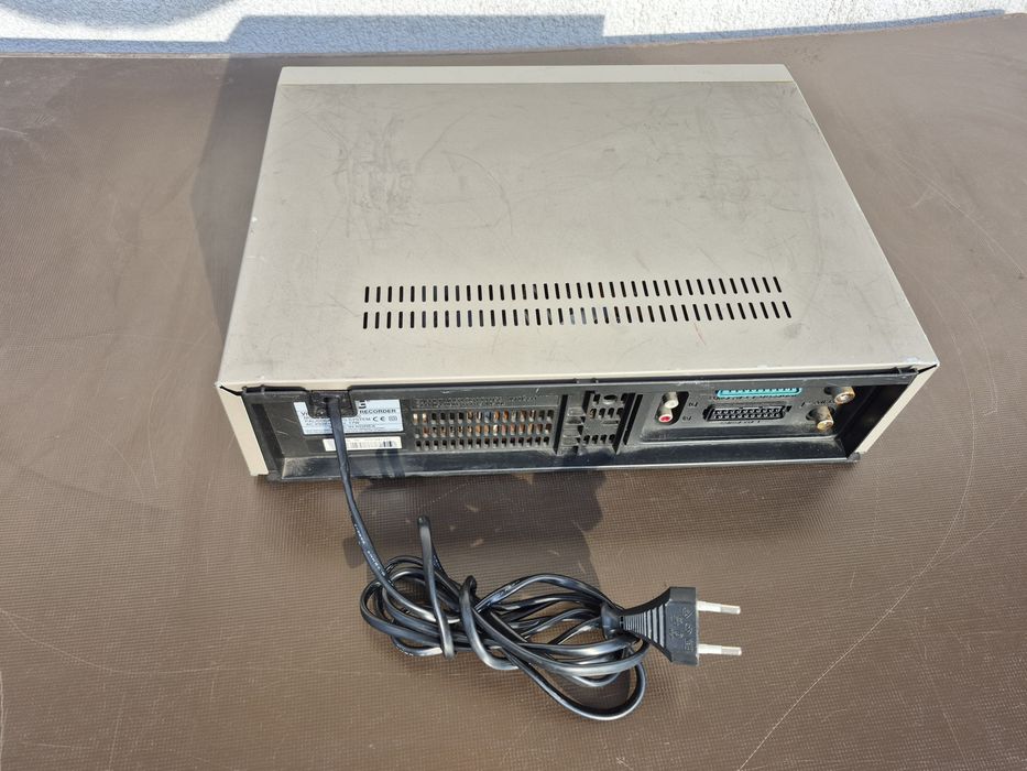 Vând video casette recorder marca SEG model VCR-5300,  fabricat made in Korea 

- CENTER MOUNT 6 HEAD 

- hifi stereo 

- VHS pal 

- Video sistem