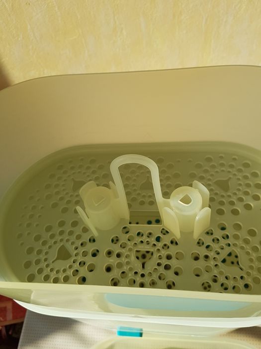 Уред за стерилизиране и изсушаване на бутилки и прибори за храна