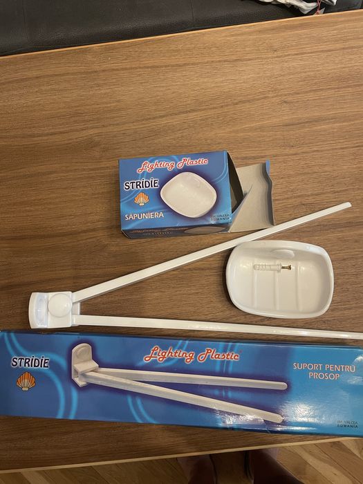 Комплект закачалка за кърпи и сапунерка пластмаса бяла