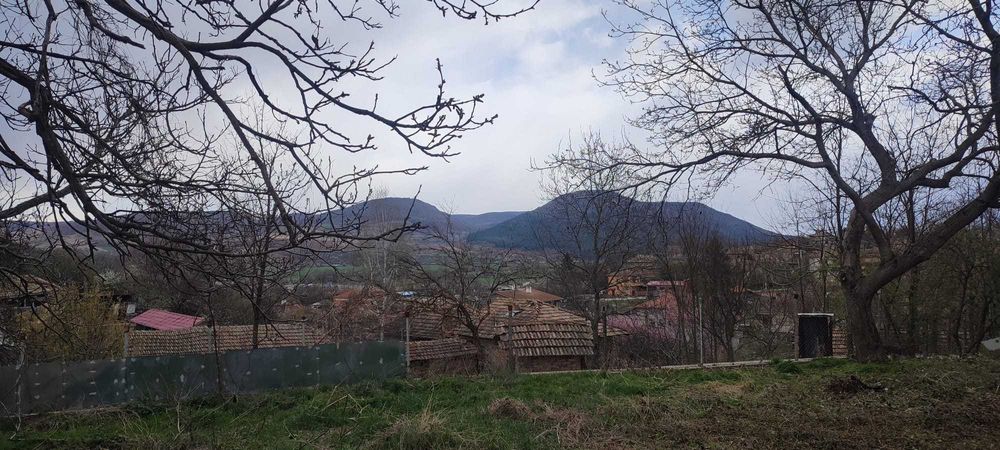 Продава се УПИ в гр. Опака