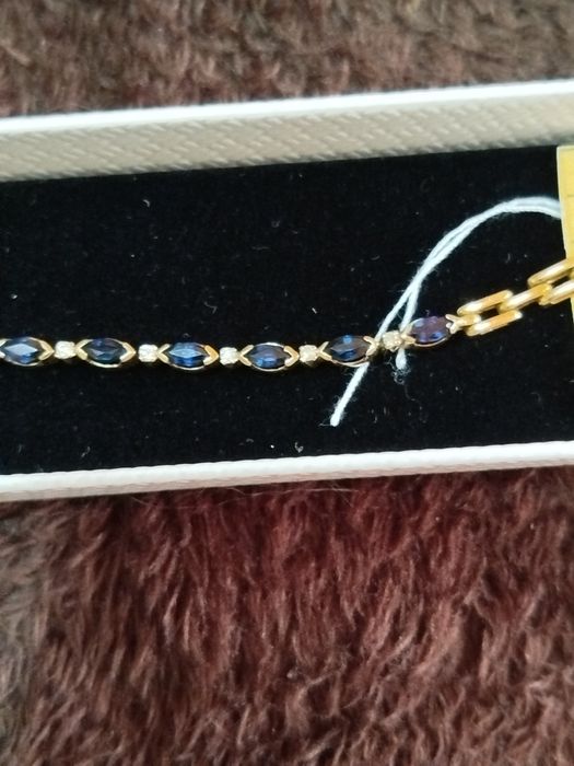 Браслет с бриллиантами и драгоценными камнями.