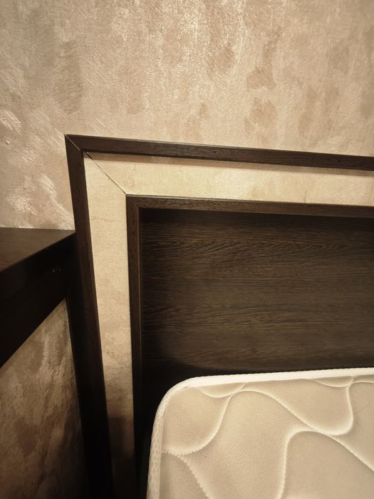 Кровать и туалетный столик