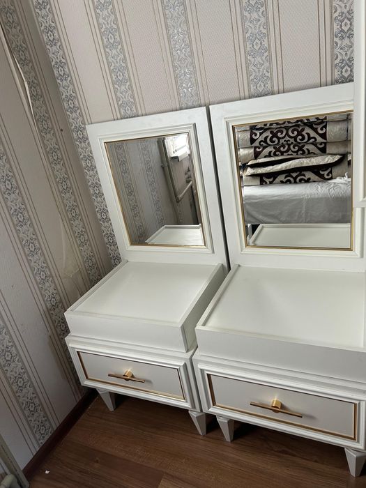 Тумбочка айнасымен