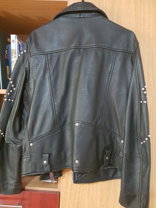 Geaca de piele naturala , cu capse , masura L , pret 500 lei