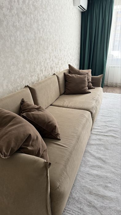 Продаю удобный и большой диван в коричневом цвете с мягкими подушками