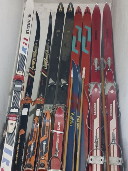 Стари дървени ски и стари  щеки