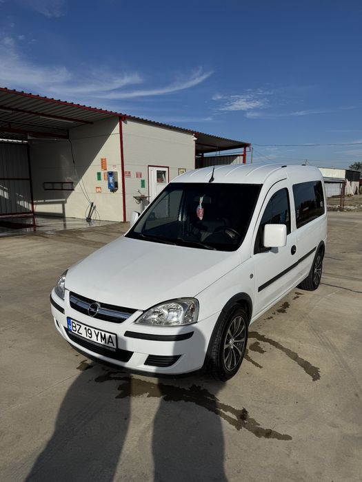 Vând sau schimb cu 8+1 ofer diferența  opel combo 2010 5 locuri