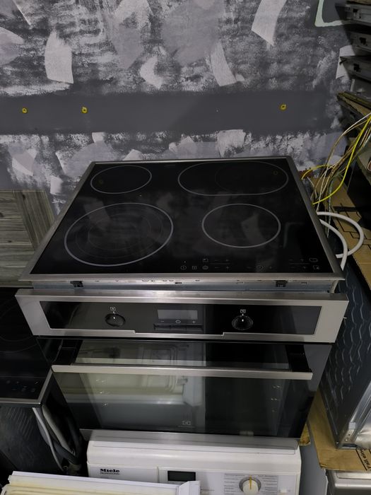 Фурна с котлони Electolux EOB5450AOX - 76 литра . Плавно затваряне на вратата.