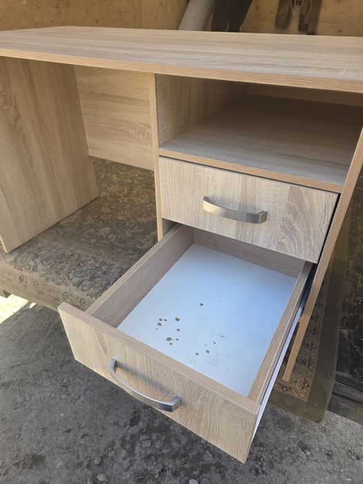 Продам тумбу , писменный стол,  комодесть доставка