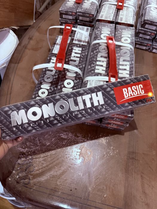сварочные электроды MONOLITH BASIC (тип E7018) диаметром 2.5 мм