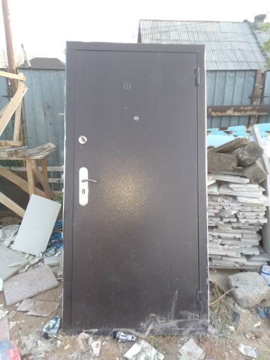 Продам б/у входные двери