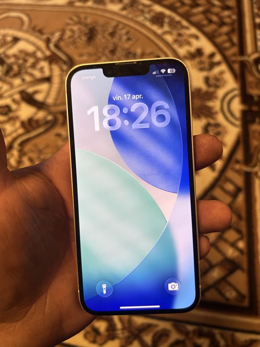 Vând iPhone 13  arata bine