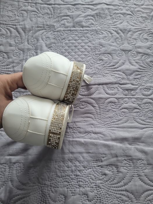 Дамски пантофки Adidas и бели кецове