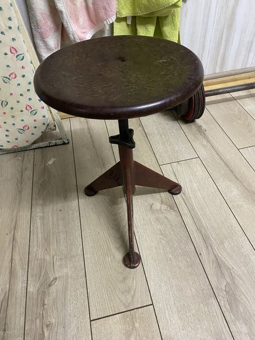 Табуретки винтовые