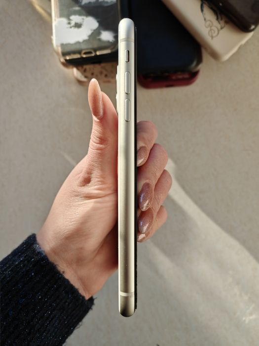 Iphone 11 + подарък 10 кейса и зарядно