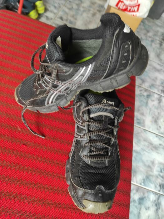Adidași foarte rezistenți, practici, foarte ușori și comozi