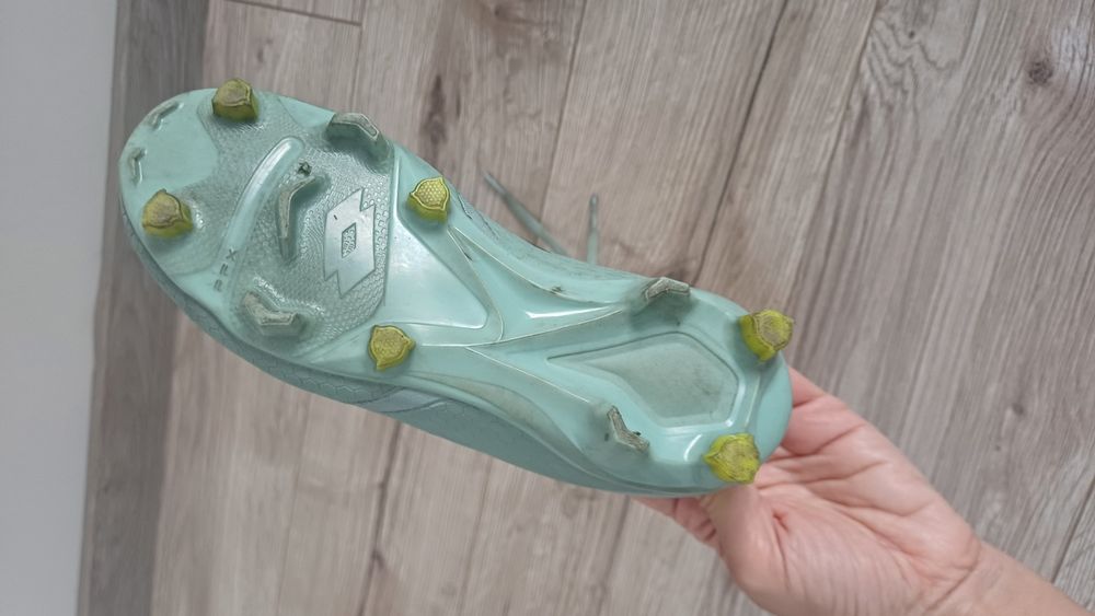 Детски футболни бутонки