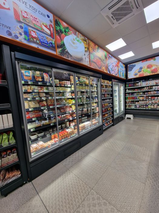 Крайстенна хладилна витрина с вграден хладилен агрегат 260х76х216 см